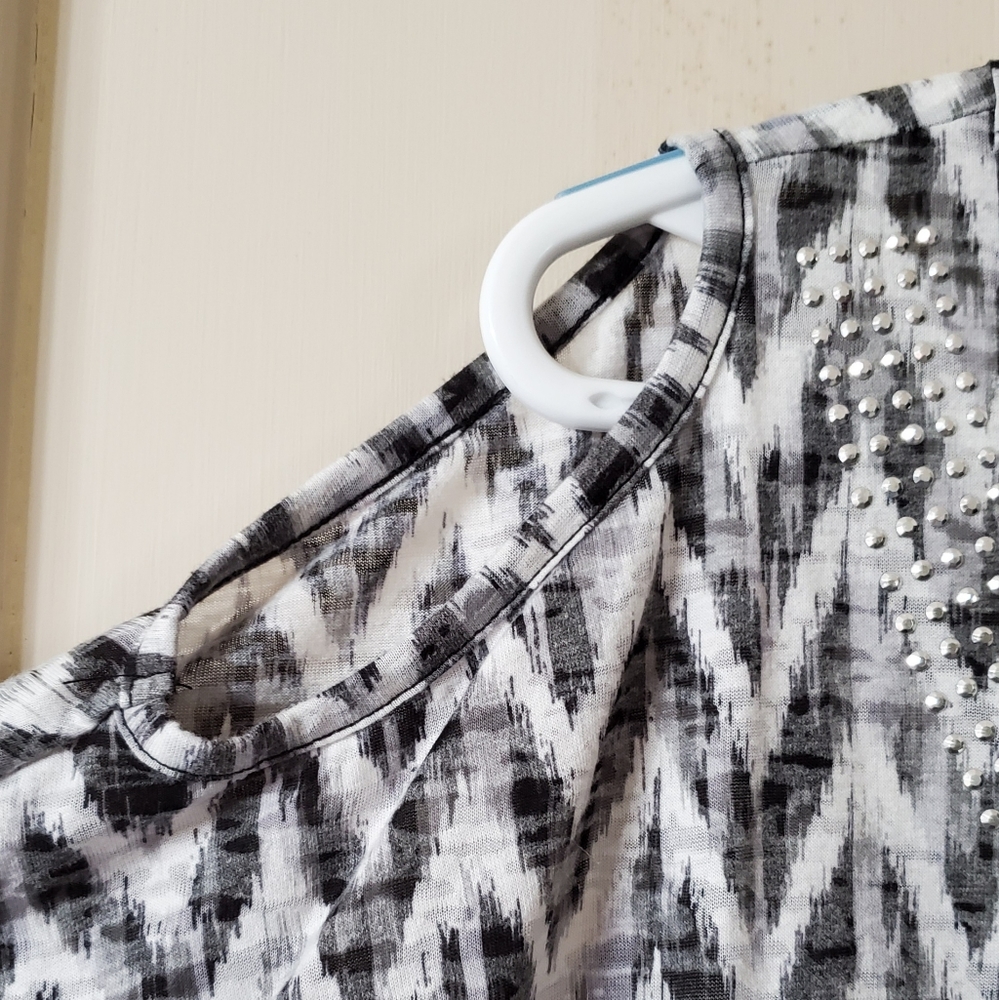 Cold Shoulder Top - Picture 4 of 9